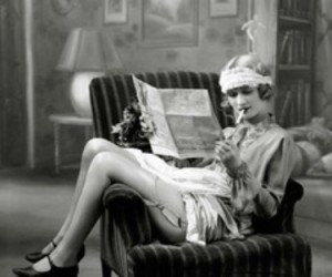 1920s_reading_woman_vintage-5669e1ebe6132f5b232319d2dbffa1ce_h_thumb