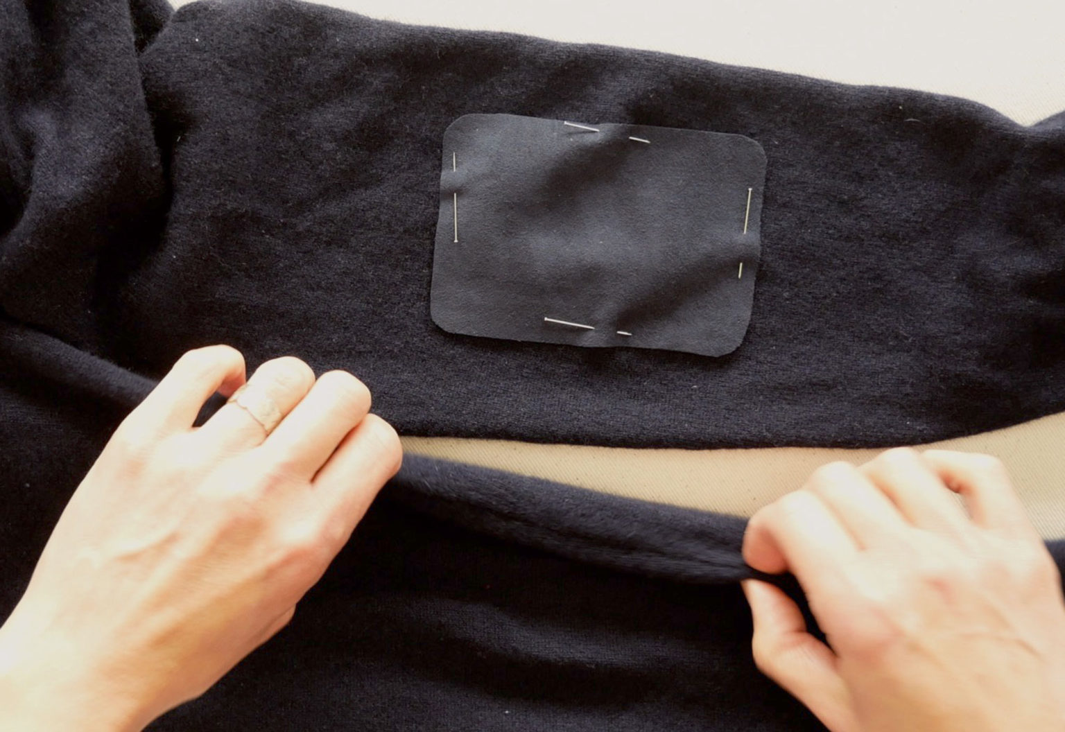 Sueter Roto How to Repair and Patch the Elbows of a Sweater Sleeve – The Daily Sew